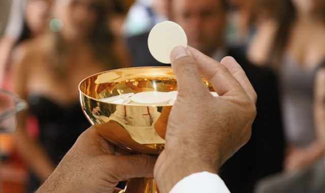 Bari, non  sposata in chiesa: prete le nega la comunione. Allontanata davanti a tutti